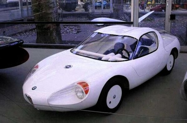 През 1963 г. Колани прави фурор, като проектира първия в света пътен спортен автомобил с носеща пластмасова монокок конструкция върху шасито на малолитражката BMW 700. Такъв пространствен дизайн е истинска революция за началото на 60-те, тъй като подобна технология едва започва да се използва във Формула 1 и носи на Lotus титлата през 1963 г.