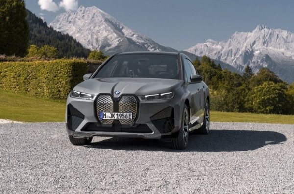 Тук победата е за електрическия кросоувър на BMW iX, чиито качества бяха високо оценени от дамите.
