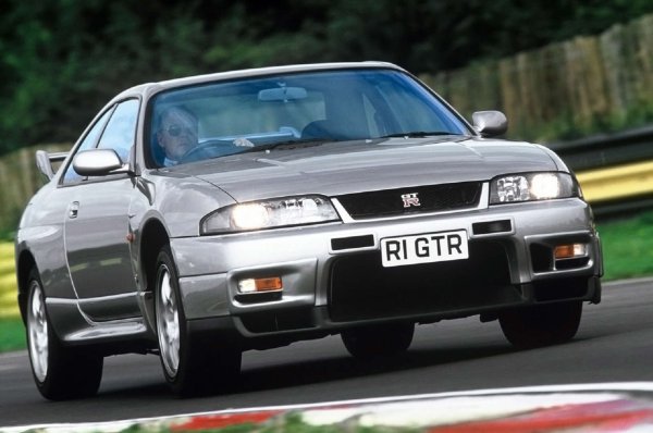 Историята на емблемата GT-R датира от 1969 година, но по-късните модели са истината за повечето фенове на Nissan. Те започнаха с R32 от 1989-а, който постигна огромен успех в моторните спортове, доминирайки в японските и австралийските серии за туристически автомобили. R33 от 1995 стана незабавен хит. Nissan пусна R34 през 1998 година, а настоящият GT-R се появи в края на 2007-а.

Това, което всички тези автомобили споделят, е необикновената способност на разтърсващото ускорение, сцепление и управление. Те са супер достъпни за автомобил, способен да превозва четирима души. Единственият проблем с по-ранните модели е намирането на такъв, който не е модифициран или отклонен на сантиметър от оригинала.