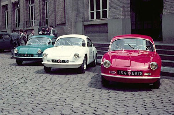 Много добре запознат с Renault 4CV, Ределе използва двигателя на този автомобил (известен като Billancourt) и скоростната кутия за първия си модел. Името A106 е избрано, защото едно, нула и шест са първите три от четирите числа във всеки от хомологационните кодове, използвани за различни версии на 4CV.

Двигателят, наличен в няколко степени на настройка, е като при Renault, монтиран зад задната ос, но почти няма визуална прилика между колите.

Докато 4CV има каросерия от стомана и е седан с четири врати, A106 е купе с две врати и от стъклени влакна, произведено от Chappe et Gessalin.