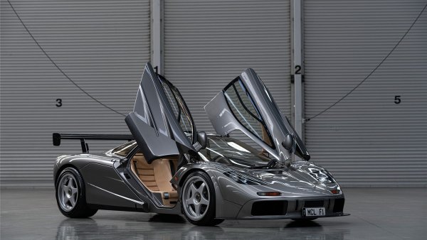 Продаден за - $ 19,81 млн.
Къде и кога: от RM Sotheby's в Монтерей през август

Най-скъпият автомобил, продаден на търг през 2019 г., и то с близо 1,5 млн. долара повече от втория. Не класическо Ferrari, а сравнително модерна, макар и не по-малко значима кола - McLaren F1 LM. Един от двата пътнически McLaren, модернизирани до LM спецификация след края на производството на F1, този автомобил от 1994 г. се върна в завода през 2000 г., за да получи V12 двигател с мощност 690 коня, агресивен аеродинамичен комплект и GT джанти.