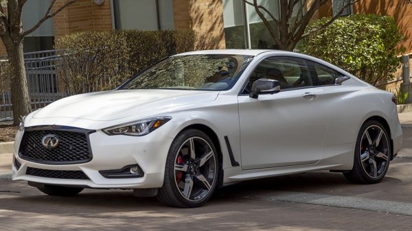 Само допреди няколко години този автомобил предлагаше най-достъпните 400 коня на българския пазар. След това екостандартите от Брюксел принудиха Infiniti да напусне всички европейски пазари, а сега двувратото купе Q60 ще спре да съществува и в Северна Америка, където неговият V6 с туин турбо не се оказа достатъчен да му спечели почитатели. 
