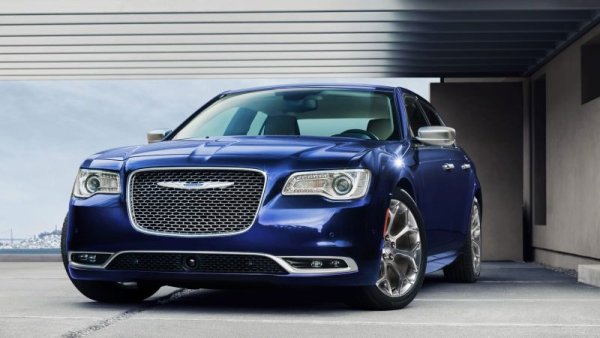 Трудно е да се сетим за друг модел, който повече да заслужава определението "остарял". Сегашното поколение на Chrysler 300 е на пазара още от 2011, но в технологично отношение то не се отличава особено от първото поколение, дебютирало през 2005. А то на свой ред ползваше технологиите от Mercedes-Benz W221 от 2002. Сега най-после Chrysler слага точка на мъките. Вероятно като странична жертва ще падне и единият от дуото Dodge Challenger/Charger - легендарният muscle car със сигурност ще получи ново поколение, но двете му разновидности ще бъдат обединени в една за намаляване на разходите. 
