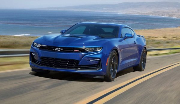 Ford все още произвежда своя емблематичен Mustang, но големият му съперник от Chevrolet ще напусне сцената към края на 2023. Опитите да се съживят продажбите с по-малки и по-икономични двигатели се провалиха, и Camaro ще бъде снет от въоръжение. В по-далечно бъдеще Chevrolet планира да го замени с нов електрически седан. 

