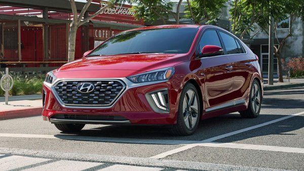 Този комфортен модел с хибридно или чисто електрическо задвижване бе просто междинна стъпка, докато Hyundai се подготви с нова електрифицирана гама. С много успешния Ioniq 5 и дебютиращия в момента Ioniq 6, тази нова гама вече е факт, така че за оригиналния Ioniq не остава място. 
