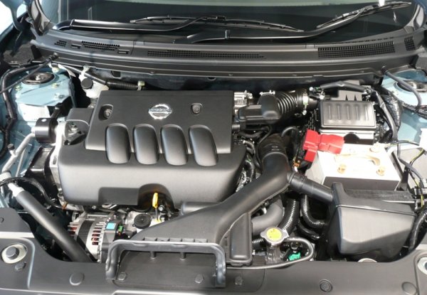 Този редови двигател с 4 цилиндъра е съвместна разработка на Renault и Nissan, като се предлага с работен обем 1,6, 1,8 и 2,0 литра. Има версия - MR20 DD, която е част от хибриден агрегат, която се поставя на X-Trail. Двигателят се произвежда от 2004 г., като ресурсът му е над 350 000 км, след което е възможно повишаване на разхода на масло.

