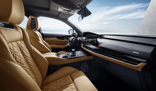 Салонът на модела също е доста стилно оформен, като предният панел изобилства от кожа, а спортният волан е скосен и отгоре и отдолу. Над волана пък е разположено дигиталното информационно табло.

Uni-K е доста солиден автомобил, с дължина от 4,85 метра, ширина от почти 2 и с колесна база от 2,9 метра. Това ще рече, че салонът освен елегантен, би трябвало да е и доста комфортен.
