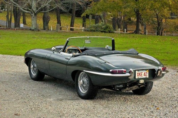Благодарение на по-ниската си цена в сравнение с италианските спортни коли от този период, E-Type успява да се наложи успешно и на пазара в САЩ. А Jaguar прекратява производството му през 1975 година.
