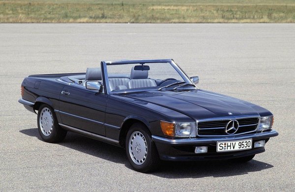 Точно преди 50 години Mercedes пусна серията SL 107, известна като "Пагода". Автомобилът изглежда изящно, но получава доста критики заради теглото си. А то се дължи на подобрената безопасност на автомобила, който се предлагаше като роудстър и като по-дълго купе, наречено SLC. То остана в гамата до 1981 година, докато роудстърът SL се задържа до 1989 година.
