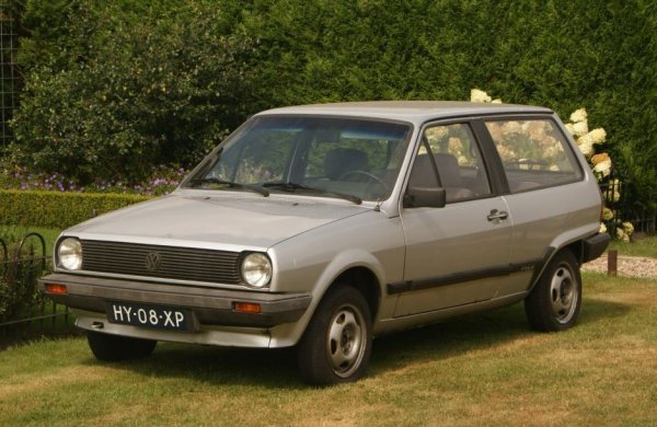 Една от изненадите на 1981 година е появата на второто поколение на VW Polo като хечбек. Това решение прави колата изключително просторна, въпреки че е дълга едва 3,56 метра. Година след това се появява и Polo Coupe, който се различава по по-плоското си задно стъкло и е проектирано по-скоро за спорт от самото начало.