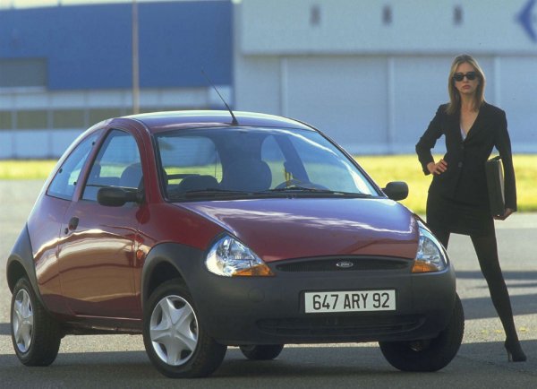Да, няма грешка - Ford Ka навършва 25 години през 2021 година. Хората са разделени на две - те или обичат дизайна му или го мразят. Произходът на името Ka се крие в древната египетска митология, където Ka е част от душата, даваща жизнена сила. Затова и Ford рекламира модела с лозунга "Кола с душа".