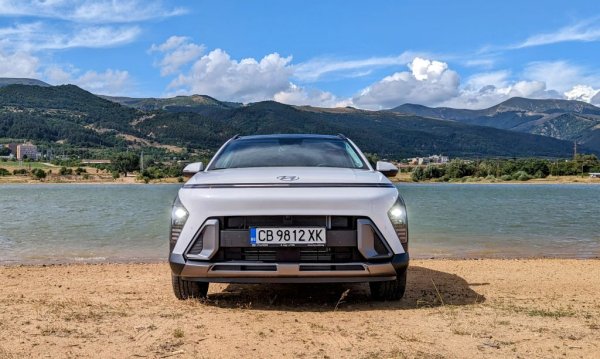 Регистрациите на електрическата версия на Kona намаляват с 9% (или с 8 бройки), най-вече заради сериозната вътрешна конкуренция в гамата на корейците. 
