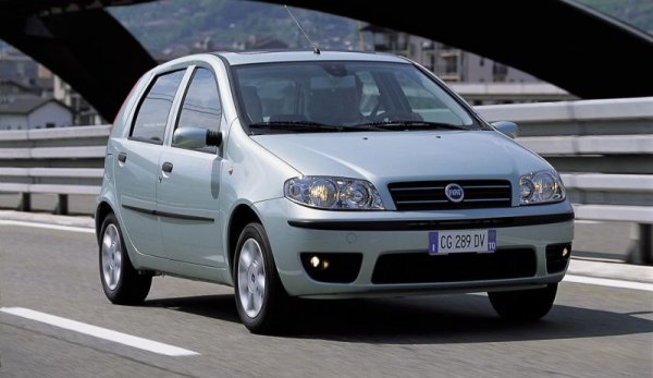 Някога един от шестте основни играча на вторичния пазар у нас, в последните години Fiat постоянно губи позиции - вероятно логично на фона на доста намалялата гама. През 2023 марката все пак има ръст, но съвсем нищожен - под 0.04% (иначе казано, два автомобила повече). Основната заслуга Fiat да запазва мястото си в Топ 20 е на лекотоварната гама. 

Най-популярни модели:
Ducato - 1303
Punto - 738
Doblo - 641
Fiat 500 - 340
Panda - 319
Bravo - 259
Scudo - 226
