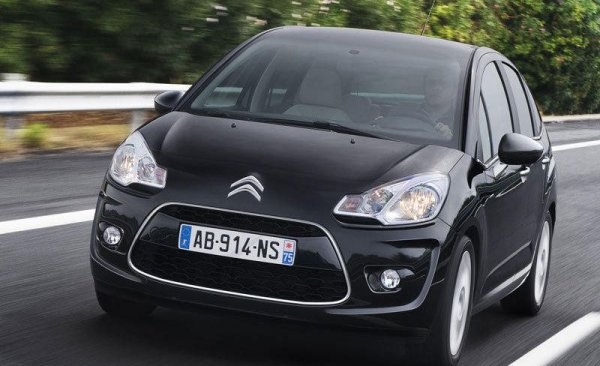 Минимален ръст от стотина автомобила за френската марка (+1.7%), което я смъква едно място по-надолу в класирането. По-голямата част от този "нов внос" е на възраст над 15 години - както впрочем се вижда и от присъствието на модели като Xsara Picasso, спрени от производство още по-миналото десетилетие. 

Най-популярни модели:
C3 - 1074
Berlingo - 1019
C5 - 634
C4 - 624
C4 Picasso - 566
Jumper - 518
Xsara Picasso - 279
