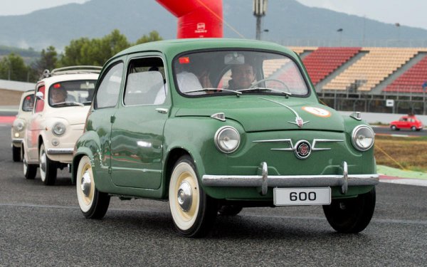 На практика това е FIAT 600, но произвеждан в Барселона, обаче е най-важният модел, появявал се в Испания. 600 излиза на пазара с достъпна цена, интересът към него е огромен &ndash; в един момент за модела се чакат 2 години и производството му създава 10 000 нови работни места.
