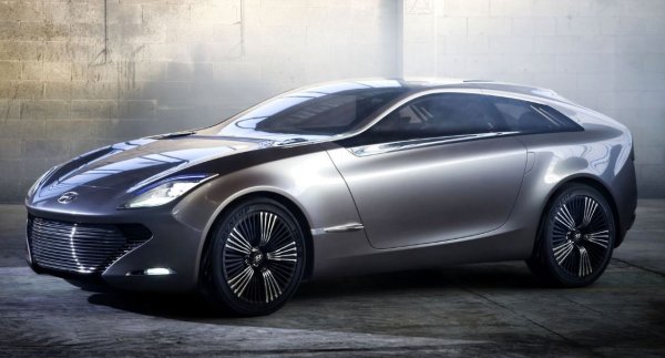 Ето защо колата е оборудвана както с бензинов двигател, така и с електрически, а 1-литровият трицилиндров агрегат е предвиден за зареждане на електрическия мотор със 109 конски сили. Само с електричество во i-oniq може да измине до 120 км, а общият пробег на бензин и електричество достига 700 км.
За разлика от много други концепции, историята на i-onic продължава - от 2016 г. се произвежда масово първият хибриден автомобил на Hyundai Motor Company, наречен Ioniq.
