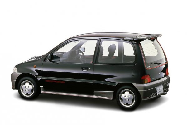 И докато Lettuce изглежда любопитно, то какво да кажем за "горещото" изпълнение Dangan ZZ и неговия брат със задвижване на четирите колела ZZ-4. В малкия 3-цилиндров мотор 3G81T са напъхани два малки разпределителни вала, а отстрани е закачен турбокомпресор, но и това не било достатъчно за инженерите. Затова този малък агрегат става първия в света с по 5 "наноклапана" на цилиндъра: три входящи и два изходящи. С максималния разрешен обем от 548 куб. см, агрегатът развивал повече от солидните 64 конски сили при 7500 об/мин и имал максимален въртящ момент от 75 Нм.

Огромна играчка с боен двигател с обем на мотоциклетен и 4х4 задвижване - това може да се открие само в Япония!