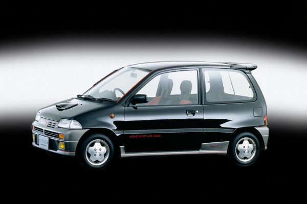 През цялата си история кей-каровете са били притиснати от законово установени характеристики за размер и максимално допустим работен обем на двигателя. Но сред тях често е имало истински бунтовници. 

Суперминитата в японски стил отдавна са доказали, че могат да се представят във всякакви, дори и най-смелите форми и не отстъпват по оборудване на по-големите автомобили. За това са показателни някои модели, сред които седмото поколение Mitsubishi Minica. 

Градският модел получил доста представителен външен вид, по-добър интериор и подобрени свойства на шофиране, а също така можел да се похвали с електрическо сервоуправление и странна, но креативна версия Lettuce, която била популярна сред жените и децата. Последната имала само една врата от дясната страна и две от лявата, специално за да може по-лесно да се качват и слизат децата (в Япония колите са с десен волан).