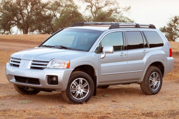В началото на този век Mitsubishi представя така наречения "геомеханичен" стил и извършва особено усъвършенствани дизайнерски експерименти за американската публика. Погледнете средноразмерния кросоувър Endeavour от 2003–2011 г. и Outlander от първо поколение с огромния си „клюн“ вече няма да изглежда гротескно и карикатурно. 

Колата изглежда по-странно от Салвадор Дали с мравояд на каишка и като цяло е за предпочитане да я гледате на снимки, отколкото на живо.

Endeavour споделя платформа със седана Galant и може да бъде с предно или на 4х4 задвижване. Задвижва се от V6 двигател с обем 3,8 литра с мощност 215-225 к.с. в зависимост от годината на производство, който предава тягата през 4-степенна автоматична скоростна кутия. 