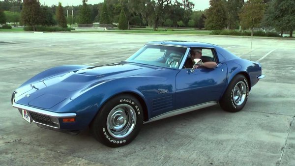 C3 Stingray - класически Corvette с прибиращи се фарове и голям V8 двигател с мощност до 425 коня.