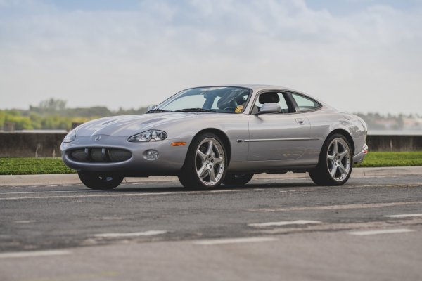 Само 18 000 долара искат на онлайн търг за купето XKR от моделната 2000 година в лимитираната версия Silverstone. С името на състезателната писта британците решиха да отбележат появата на бранда във Формула 1. Платинен металик, специални табели, V8 двигател с мощност 375 коня и статус на рядък автомобил - направени са само 141 купета с ляв волан.