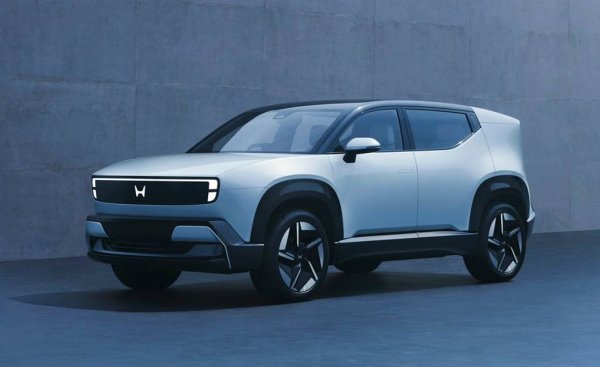 Доста по-интригуващо от гледна точка на българския потребител изглежда бюджетният кросоувър Alpha - третият модел от новата 0-series гама на японците. Досега тя се състоеше от един седан и един по-голям кросоувър, все още във фазата на прототипи. 
