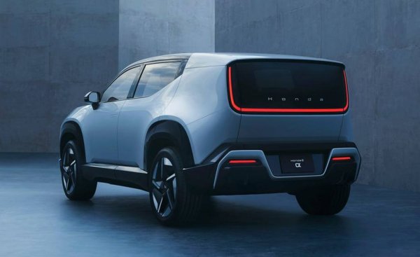 Alpha също е все още само концепт, но вероятно огромна част от дизайна му ще оцелее и в серийния модел, който ще бъде лансиран през 2027. Самият дизайн не е радикално различен от този на големия SUV 0-Series, но е с по-компактни размери.
