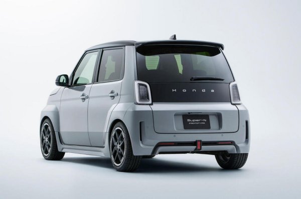 Все още няма никакви детайли, включително и за размерите, но очакваме SuperN да е една от най-малките електрически коли на пазара. Родственият японски N-One E е едва 3,4 метра дълъг - с две педи под Fiat 500e. Задвижването на N-One ползва малък електромотор с едва 63 коня, но не е ясно дали то ще се запази и в европейския модел. 
