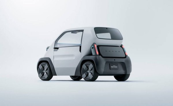Honda все още не е потвърдила никакви производствени планове за Micro EV, но вероятно съвсем скоро ще го направи. Със сигурност моделът ще бъде насочен към домашния японски пазар, но може да дойде и в Европа, където се подготвят законови промени, отварящи вратите за автомобили тип "кей кар" с цената на компромис със сегашните задължителни изисквания за безопасност.