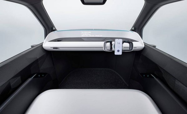 Интериорът на Micro EV не е толкова топъл и приветлив, колкото екстериора. Има една непрекъсната пейка, която се простира по ширината на кабината, а панелите на вратите изглеждат изработени от същия решетъчен материал като калниците. Концепцията има вилков волан вместо нормален кръгъл. За управлението на функциите получавате поставка за смартфон, явно в съчетание с бъдещо мобилно приложение. Вместо типично табло, Micro EV получава рафт с поставка за чаши от двете страни и екран за показване на навигационни указания.
