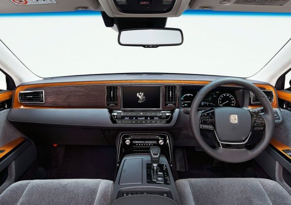 Невероятната лимузина, която вози и императора на Япония, отвътре изглежда подобаващо. Само вижте как изглеждат двуцветните дървени панели в комбинация със седалките, тапицирани с вълнени платове.