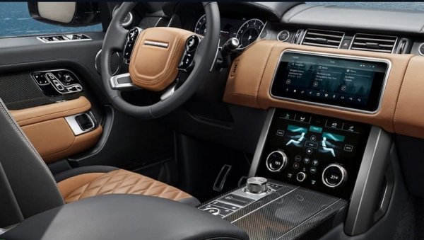 Флагманът на Land Rover беше сред първите модели, при които традиционния лост за смяна на предавките на автоматичната скоростна кутия беше заменен с шайба. Тя излиза на тунела до водча, когато двигателят бъде стартиран и съответно се прибира, слезд като той бъде изключен.