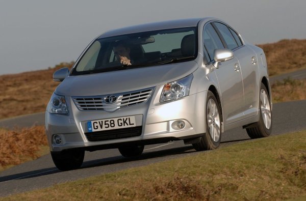 Проблем: Проблеми с ненадеждната роботизирана скоростна кутия и електрониката на MMT.

Avensis е добре познат семеен седан, но поколението T27 (2009&ndash;2015), особено в съчетание с роботизираната скоростна кутия MMT, е най-голямото разочарование сред собствениците в Европа.
