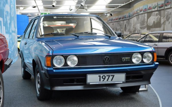 През 1977 г. инженерите на Volkswagen поставят 1,6-литров 4-цилиндров двигател с мощност 110 к.с. от Audi 80 GTE в моторния отсек на Passat. На прототипа с две врати са монтирани също по-мощни спирачки, поставени са широки гуми, както и спортни елементи, като при Golf GTI. Колата е наречена Passat GTI и тествана по пътищата около Волфсбург. Тестовете показват добри резултати, но шефовете на компанията закриват проекта, защото не вярват, че Passat може да се превърне в пълноценен спортен автомобил.