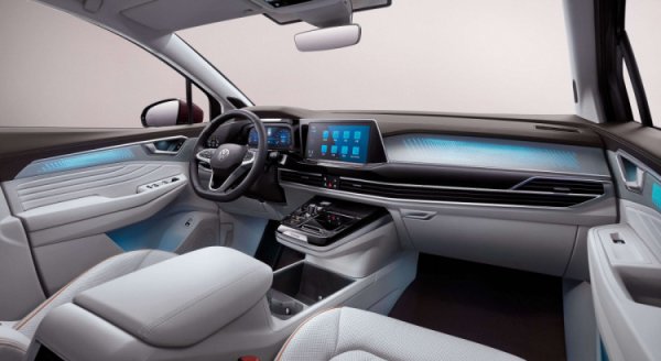 Интериорът на новия европейски VW Passat също беше разкрит благодарение на шпионски фотографии. Централният елемент е свободно стоящ сензорен екран, вероятно с размери 15 инча, както е при бъдещия седан ID.7. В долната част има плъзгачи за климатроника и силата на звука, които най-вероятно ще светят. Цифровият инструментален клъстер е много по-голям, отколкото  в електрическите, и се очаква да включва преработена графика в сравнение с 12,3-инчовия модул, широко използван в текущата гама, задвижвана от ДВГ.