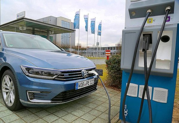 Съобщава се, че гамата двигатели ще включва бензинови (TSI) и дизелови (TDI) агрегати с мека хибридна технология, позволяваща им да отговарят на строгите регулации за емисиите Euro 7. По-важното е, че Passat ще се предлага и с актуализирана Plug-in хибридна настройка, която ще бъде на върха на гамата по отношение на мощност, производителност и екологични характеристики. 

Версията PHEV най-вероятно ще комбинира наскоро обновения бензинов двигател 1.5 TSI Evo2 с електрически мотори, произвеждащи до 272 к.с.. Тази цифра беше официално потвърдена от VW за бъдещите PHEV, заедно с пробег само на електричество от 100 км.