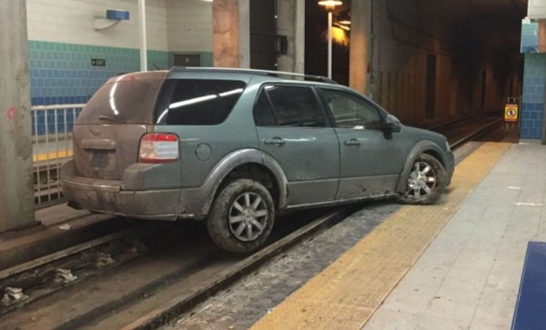 Много често - бихме казали, в повечето случаи - човекът, който си купува солиден SUV, никога няма да използва възможностите му извън пътя. Защо си го купува? "За всеки случай". Ако стане ядрена война или пък ураган опустоши страната, отнасяйки всички пътища. Или ако изведнъж паднат два метра сняг.
Впрочем самите производители отлично знаят, че машините им няма да се ползват за офроуд, и дори не си правят труда да ги подготвят за такива режими (с шепа старомодни изключения като Jimny например). Погледнете само броните и престилките на съвременните "SUV", и си представете колко биха изкарали извън асфалта.
