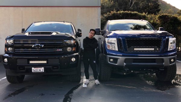 Нерядко кросоувърите, особено по-големите, се купуват от хора, които имат отчетлива нужда да повишат самочувствието си. Изборът на автомобил, който изглежда голям, силен и могъщ, сякаш компенсира липсата на подобни качества у собственика. Но всъщност не го прави наистина - никой няма да ви уважава повече, ако карате Audi Q7 вместо Audi A8. Психоаналитик ще помогне повече по въпроса със самочувствието. 
