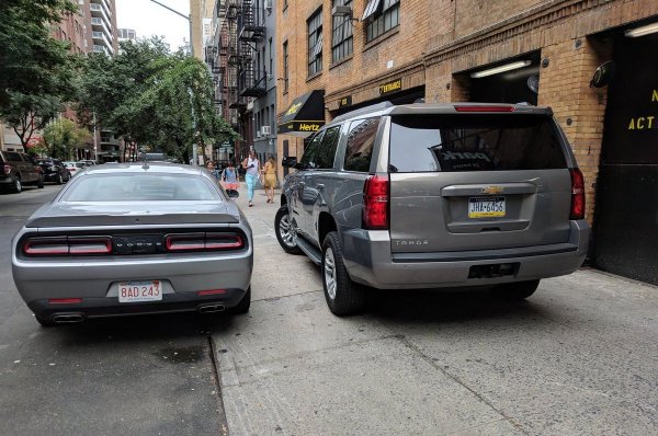 Големи офроудъри нерядко си купуват и хора, които искат да не се подчиняват на общоприетите правила - да се прекачват през тротоарите, да паркират върху тревните площи, да изпреварват задръстването през канавката... Не че няма и индивиди с други типове коли, които се мъчат да хитреят. Но SUV засилва изкушението.
