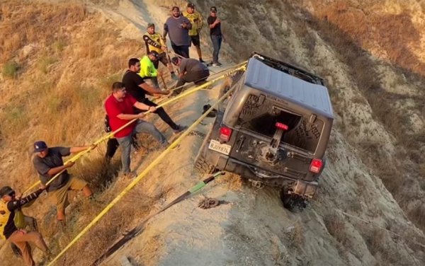 Огромната част от хората вярват, че кросоувърът предлага повече просвет. Всъщност изобщо не е вярно. Повечето модерни SUV модели са снижени сериозно, за да компенсират по-високия си "ръст" и да намалят малко разхода. Дори и при тях производителите редовно послъгват за просвета, като не го мерят в най-ниската точка, или пък го посочват само за версията с най-голям размер на джантите. Автомобил като Kia Sportage според независими замервания има 16 см минимален просвет. Доста седани имат 17.5 сантиметра или дори повече  
