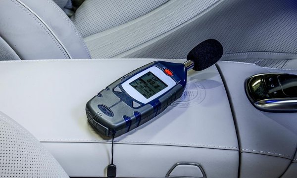 При съпоставими показатели един кросоувър е значително по-шумен от седана, заради споменатото вече по-високо въздушно съпротивление. Ако е със задвижване на четирите колела, по-сложната трансмисия също добавя шум. 
