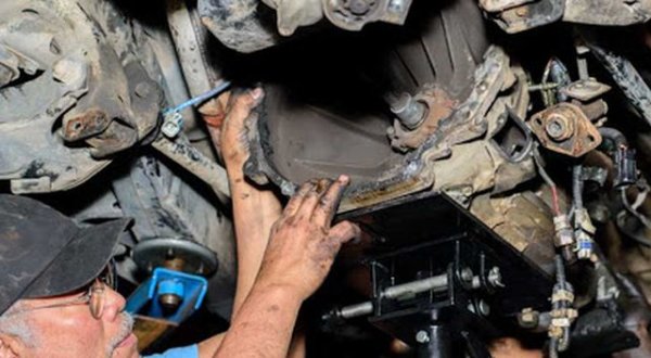 "Истинските" SUV са по-трудни и по-скъпи за обслужване от обикновените седани. Окачването им е по-сложно, да не говорим за 4х4 системата. Освен това достъпът до повечето агрегати е по-труден. Кросоувърите се нуждаят и от допълнителен реглаж на колесния ъгъл. 
