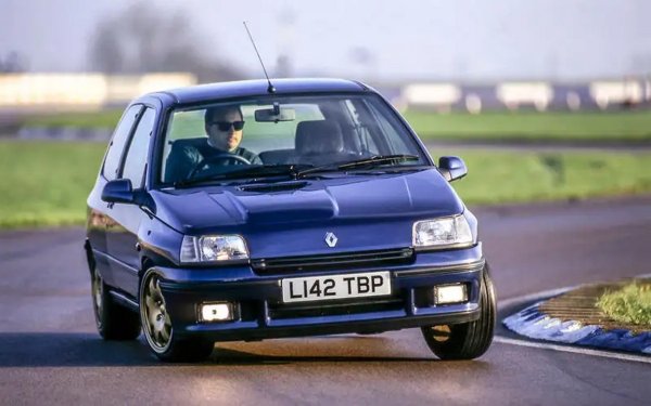 Някогашното Clio 16v с добавена мощност и F1 емблема не беше нещо кой знае колко забележително. Но нещата стоят по съвсем друг начин за версията Williams, направена с цел хомологация за състезания. 
