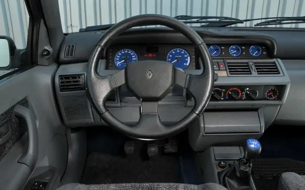 От оригиналната първа серия бяха произведени само 390 бройки, оцелелите от които струват безобразно много днес. Но спокойно можете да се задоволите с Williams 2, което е почти идентично и няма да ви развали забавлението. 

Ориентировъчна цена: 27 500 евро за Williams 2 от 1994 със 130,000 км пробег
