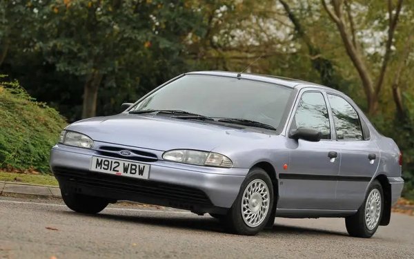 Първото поколение на Mondeo беше най-добрият Ford в рамките на повече от десетилетие. Чудесна кола за усилена работа през седмицата и за семейни забавления през уикенда. 
