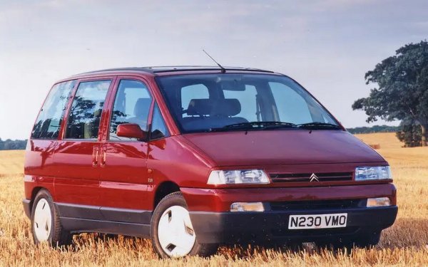 Тогава минивановете бяха големи и в двата смисъла. Този конкретен модел имаше още трима близнаци, с емблемите на Fiat, Peugeot и Lancia. Плъзгащи се врати, старомодни дизелови двигатели и огромно вътрешно пространство, което можеше да побере спокойно осем души. 
