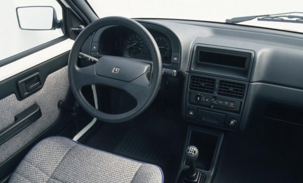 Като цяло АХ е лесен за поддържане и доста забавен във варианта GT. През 1991 гамата бе ревизирана. Светъл, проветрив салон. Слаби места: електрическата система и склонността към ръжда по праговете. 

Ориентировъчна цена: 10,000 евро за 1.4 GT, 1991, 180,000 км пробег
