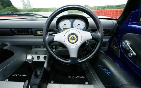 Въпреки прозаичния 1.8-литров двигател от MG, Еlise бе толкова лек, че 118 коня му бяха предостатъчни. Оригиналната концепция се оказа толкова добра, че Lotus направи още половин дузина варианти и нови модели на същата основа. 

Ориентировъчна цена: 28,000 евро за кола от 1999, с около 70,000 км пробег
