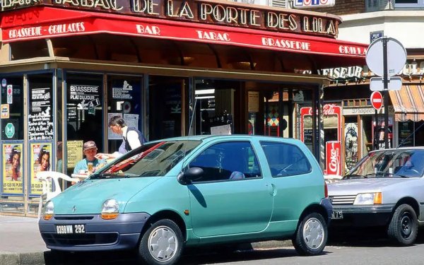Първото Twingo (името е комбинация от думите twist, swing и tango) бе толкова впечатляващо с дизайна си, дело на Патрик льо Кеман, че сега французите решиха да възродят този външен вид за бъдещия си най-достъпен електромобил. Междувременно оригиналът си остава симпатичен, икономичен и много лесен за ползване. 