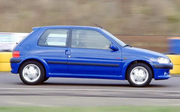 Французите бяха овладели напълно пазара на малки, наточени спортни хечбек модели. 106 GTi е едно от най-добрите доказателства: малък, лек и фокусиран. Сега версията Rallye струва астрономически суми, но GTi все още е достъпно - и готино. 
